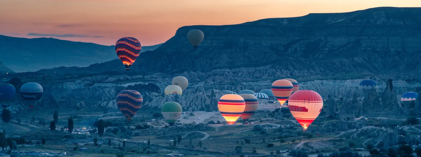 Globos aerostáticos en un atardecer