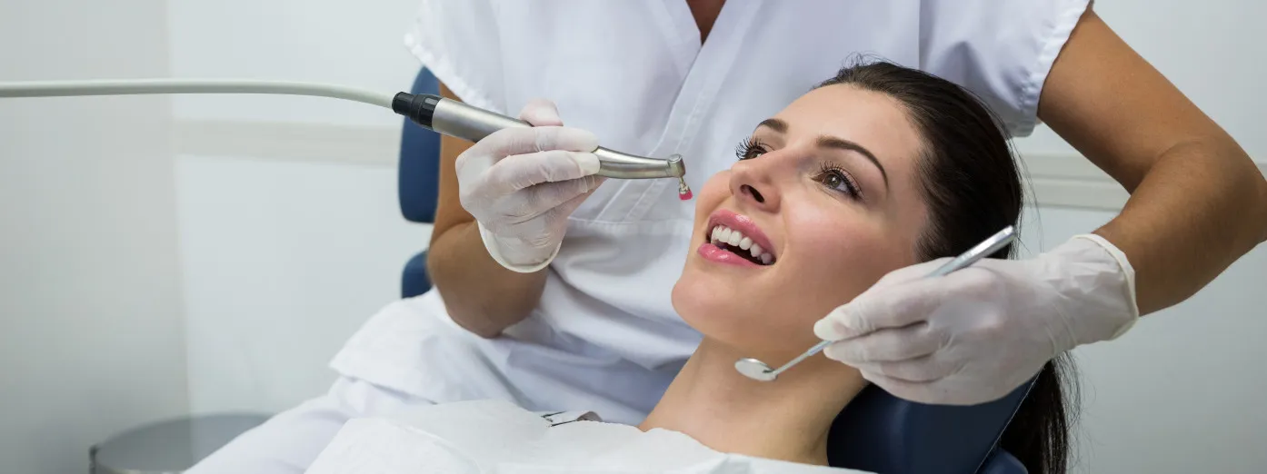 Paciente siento atendida por un dentista